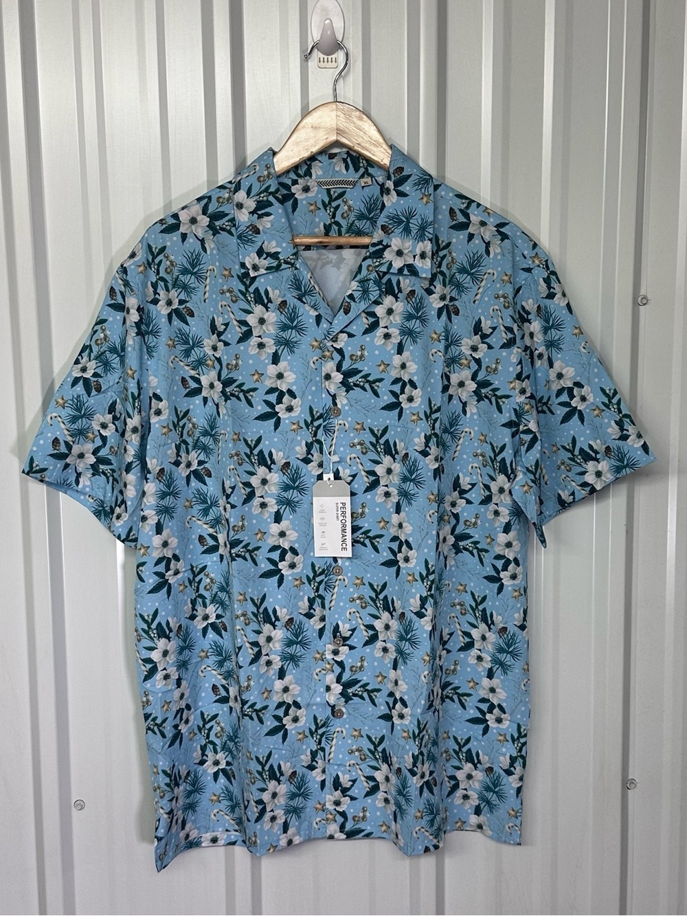 Men’s Blue Hawaiian Print Performance Button Front Shirt Moisture Wicking NWT